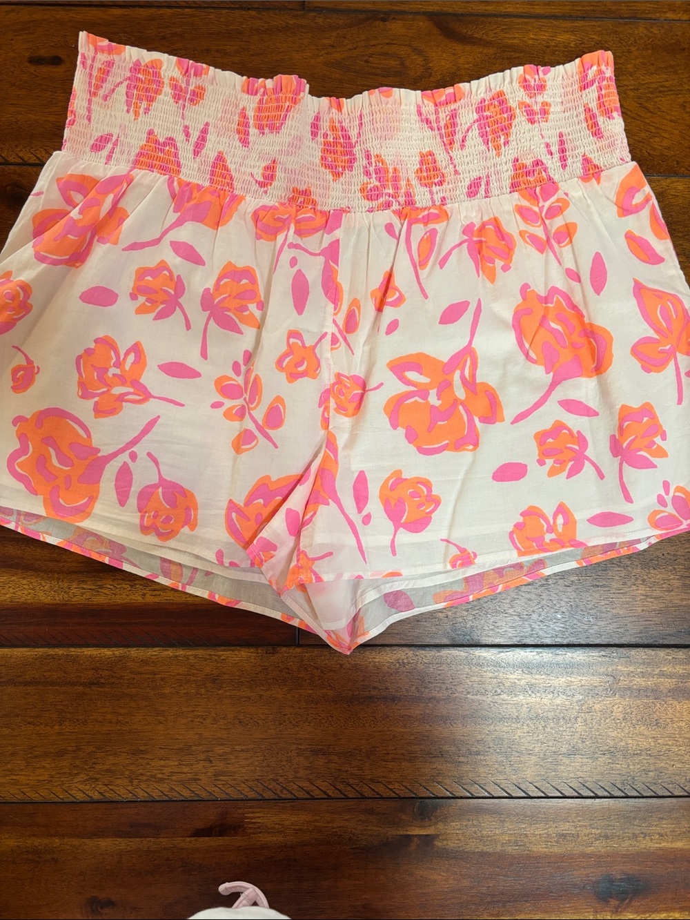 Vineyard Vines Women’s Smocked Waist Floral Shorts - Pink/Orange size L